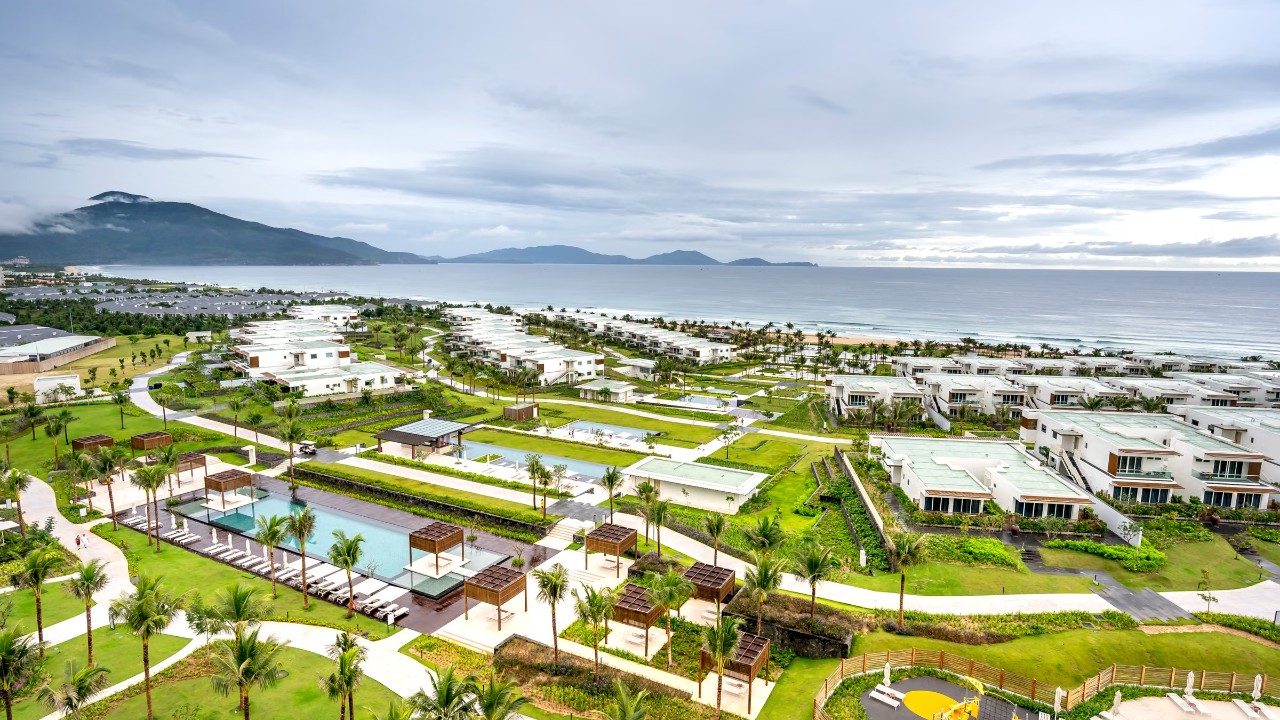 ngo-illustration-Artboard 5 Vista aérea de resort de praia com blocos de apartamentos, jardins e piscinas
